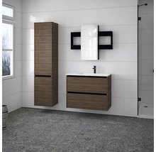 Badezimmer mit Waschtischunterschrank, Spiegelschrank und Hochschrank in Holzoptik