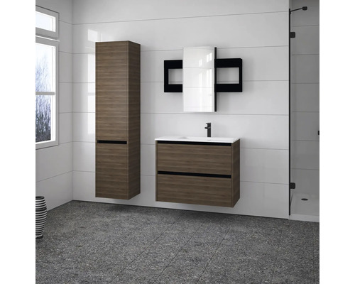 Badezimmer mit Waschtischunterschrank, Spiegelschrank und Hochschrank in Holzoptik