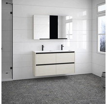 Modernes Badezimmer mit Doppelwaschtisch, Spiegelschrank und Dusche