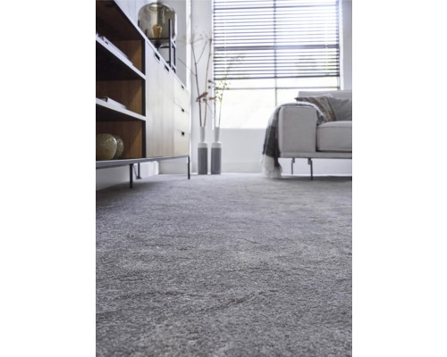 Grauer Teppich in einem Wohnzimmer mit Kommode und Sofa