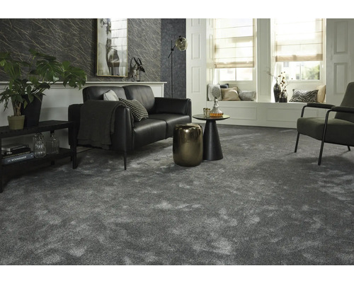Grauer Teppich in einem Wohnzimmer mit Sofa, Sesseln und Beistelltischen.