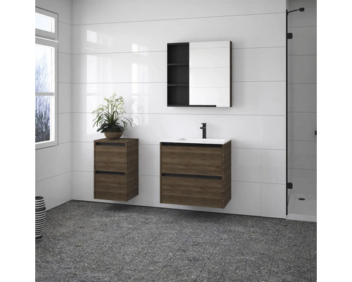Modernes Badezimmer mit Waschtischunterschrank, Spiegelschrank und Handtuchschrank