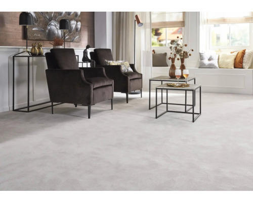 Wohnzimmer mit zwei Sesseln, Couchtisch und Teppich