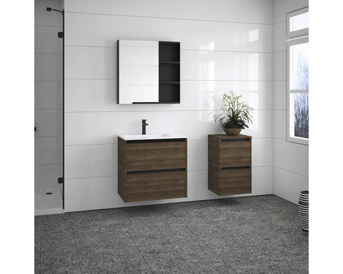 Modernes Badezimmer mit Waschtisch, Spiegelschrank und zusätzlichem Schrank