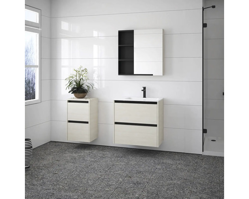 Helles Badezimmer mit Waschtisch, Spiegelschrank und Duschkabine