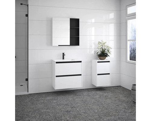 Helles Badezimmer mit Waschtisch, Spiegelschrank und Hochschrank