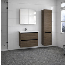 Badezimmer mit Waschtisch, Spiegelschrank und Hochschrank in Holzoptik