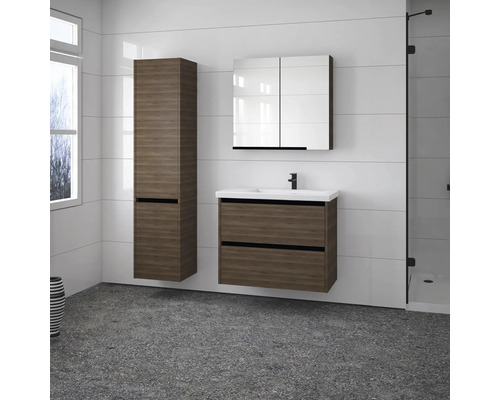 Modernes Badezimmerensemble mit Waschtischunterschrank, Spiegelschrank und Hochschrank