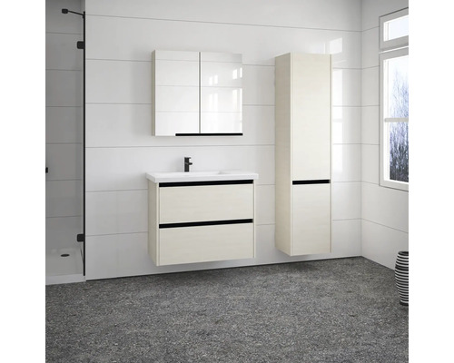 Badezimmer mit Waschtisch, Spiegelschrank und Hochschrank in hellem Holzdekor