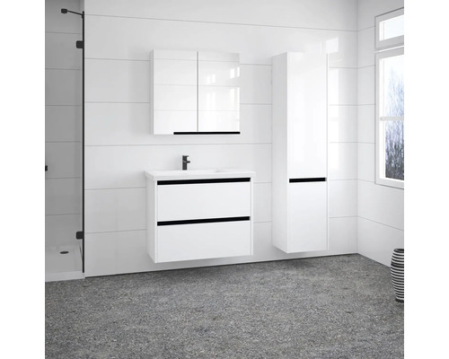 Badezimmer mit Waschbeckenunterschrank, Spiegelschrank und Hochschrank