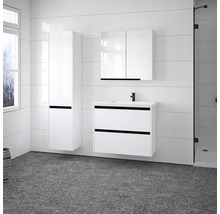 Badezimmer mit Waschtischunterschrank, Spiegelschrank und Hochschrank in hellem Design