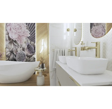 Badezimmer mit freistehender Badewanne, Waschtisch mit zwei Waschbecken und Spiegel