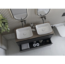 Badezimmer mit Doppelwaschbecken, Unterschrank mit Auszug und Toilette.