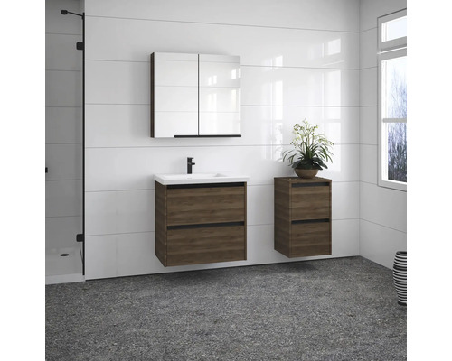 Badezimmer mit Waschbeckenunterschrank, Spiegelschrank und Seitenschrank in Holzoptik