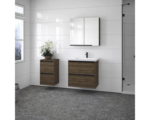 Modernes Badezimmer mit Waschtisch, Spiegelschrank und Hängeelement in Holzoptik