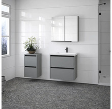 Helles Badezimmer mit Waschbeckenunterschrank, Spiegelschrank und Seitenschrank