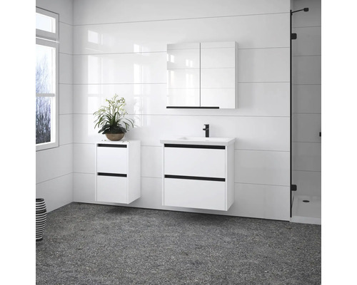 Badezimmer mit weißen Möbeln, Waschbeckenunterschrank, Hängeschrank und Duschkabine