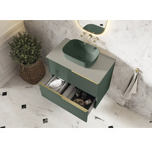 Badezimmer mit Waschtisch, Aufsatzwaschbecken, geöffneter Schublade und Dekorationen