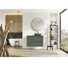 Modernes Badezimmer mit Waschtisch, Spiegel, Badewanne und Regal