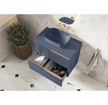 Modernes Badezimmer mit blauem Waschtischunterschrank, Aufsatzwaschbecken und offenem Schubfach zur Aufbewahrung von Badutensilien.