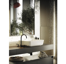 Modernes Badezimmer mit rechteckigem Waschbecken, Armatur, Handtüchern und dekorativen Elementen.
