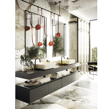 Badezimmer mit Doppelwaschtisch, Spiegeln, Beleuchtung und dekorativen Elementen für ein modernes Design