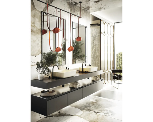 Badezimmer mit Doppelwaschtisch, Spiegeln, Beleuchtung und dekorativen Elementen für ein modernes Design