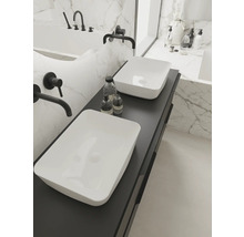 Helles Badezimmer mit Doppelwaschtisch auf dunklem Unterschrank, Armaturen und Badewanne