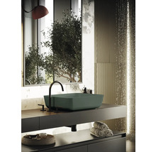 Modernes Badezimmer mit Waschbecken, Armatur und Handtüchern auf Ablage