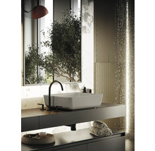 Modernes Badezimmer mit Waschbecken, Armatur, Spiegel und Handtüchern