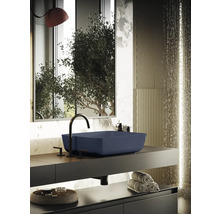 Modernes Badezimmer mit blauem Aufsatzwaschbecken, schwarzer Armatur und stilvollem Interieur