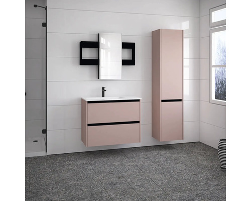 Badezimmer mit Waschtischunterschrank, Spiegelschrank und Hochschrank