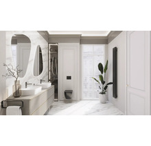 Helles Badezimmer mit Doppelwaschbecken, Spiegeln, Toilette, Heizkörper und Zimmerpflanze