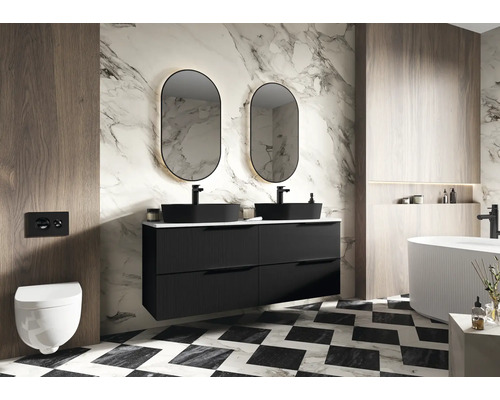 Badezimmer mit Doppelwaschtisch, Spiegeln, Toilette und Badewanne vor einer Marmorwand