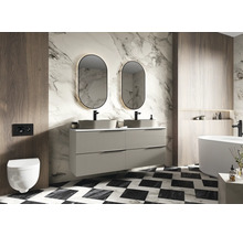 Modernes Badezimmer mit Doppelwaschtisch, Spiegeln mit Beleuchtung, hängendem WC und schwarz-weißem Schachbrettfliesenboden