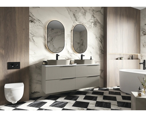 Modernes Badezimmer mit Doppelwaschtisch, Spiegeln mit Beleuchtung, hängendem WC und schwarz-weißem Schachbrettfliesenboden