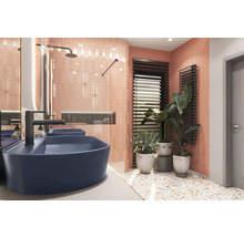 Helles Badezimmer mit zwei blauen Aufsatzwaschbecken, Dusche und Heizkörper vor einem Fenster mit Jalousien.