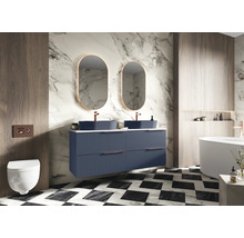 Modernes Badezimmer mit Waschtisch, zwei Waschbecken, Spiegeln und Toilette