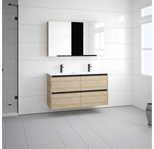 Modernes Badezimmer mit Waschtischunterschrank, Doppelwaschbecken, Spiegel und seitlicher Duschkabine