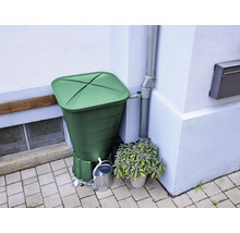 Regentonne neben Regenrohr mit Gießkanne und Topfpflanze