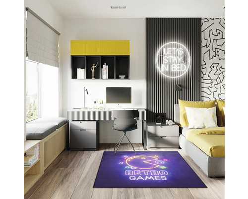 Modernes Jugendzimmer mit Schreibtisch, Bett und blauem Teppich mit Retro-Games-Motiv.