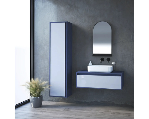 Modernes Badezimmer mit Waschtisch, Spiegel und Hochschrank