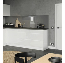 Moderne Küche mit weißen Schränken, dunkler Arbeitsplatte und Dekorationen.