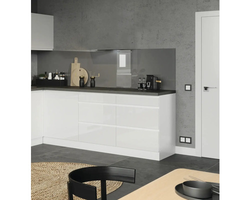 Moderne Küche mit weißen Schränken, dunkler Arbeitsplatte und Dekorationen.