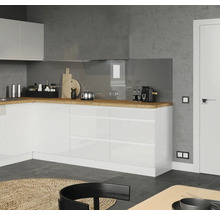 Moderne Küche mit weißen Schränken, Holzarbeitsplatte und stilvoller Einrichtung