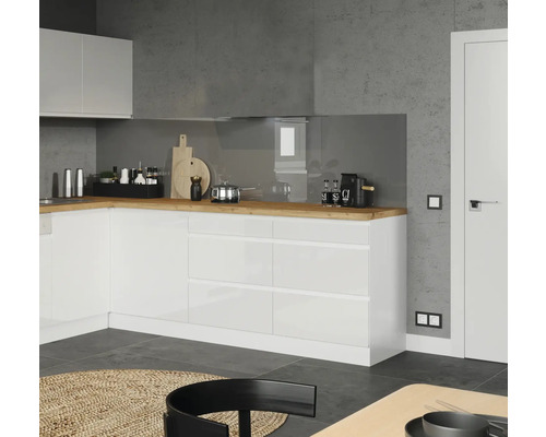 Moderne Küche mit weißen Schränken, Holzarbeitsplatte und stilvoller Einrichtung