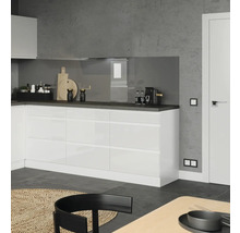 Moderne Küche mit weißen Schränken und dunkler Arbeitsplatte