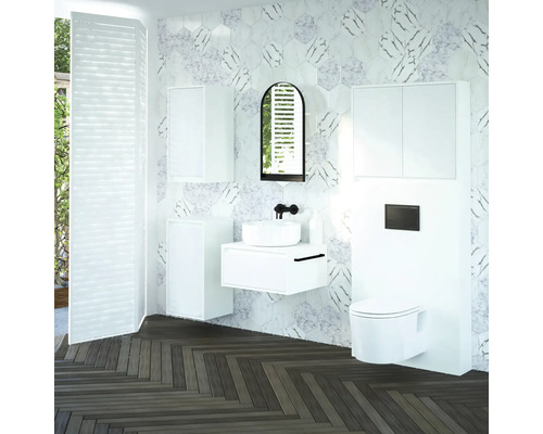 Modernes Badezimmer mit Waschtisch, Spiegelschrank und wandhängendem WC vor einer Marmorfliesenwand
