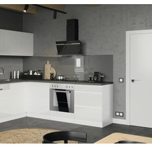 Moderne Küche mit weißen Schränken, Dunstabzugshaube und eingebautem Ofen.