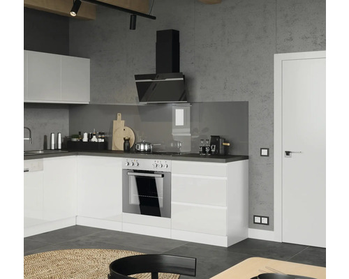 Moderne Küche mit weißen Schränken, Dunstabzugshaube und eingebautem Ofen.